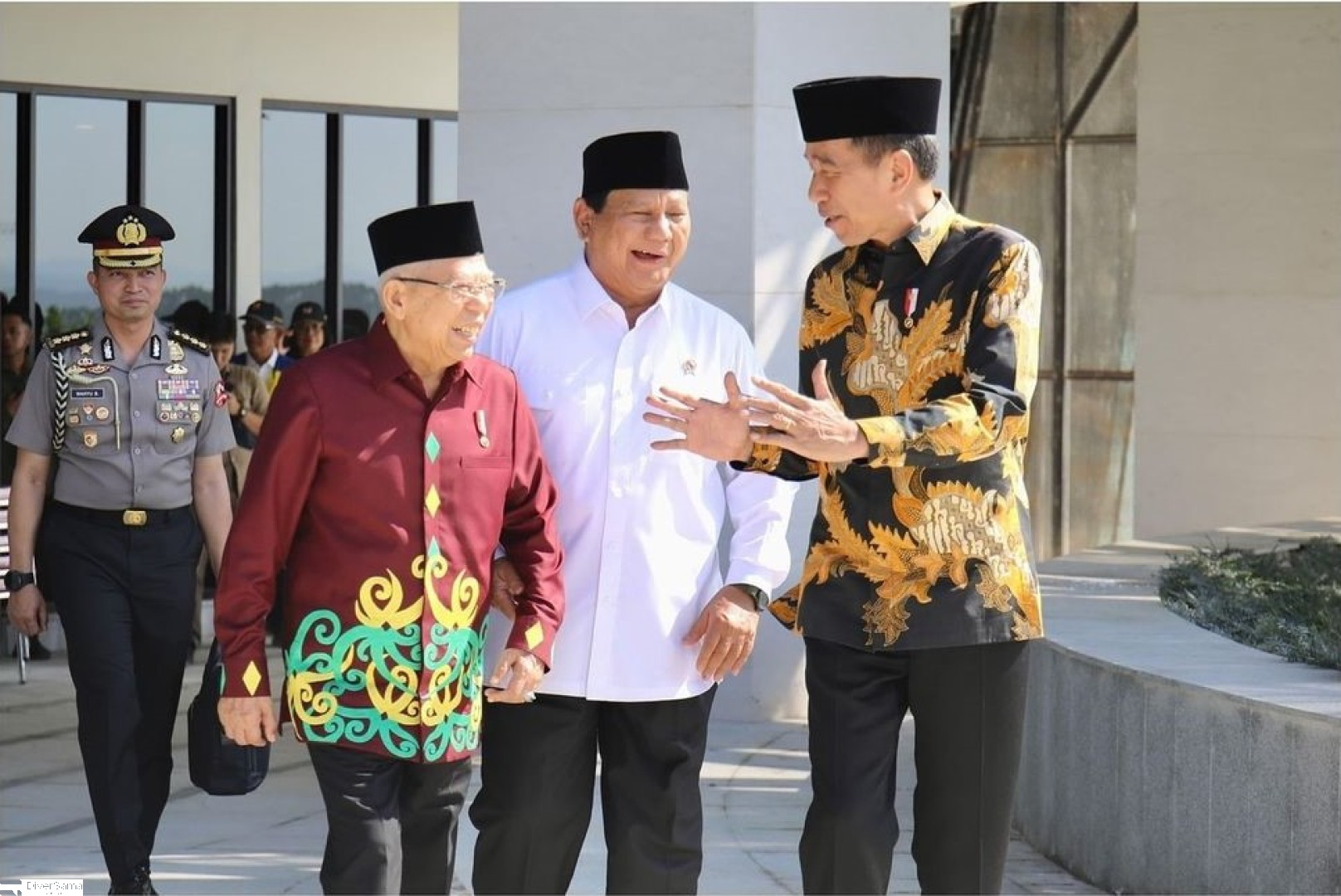 Menghadiri dan mendengarkan arahan Presiden RI Jokowi dalam Sidang Kabinet Paripurna terakhir